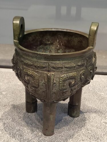 vase en bronze de 1300 av JC /1200 av JC